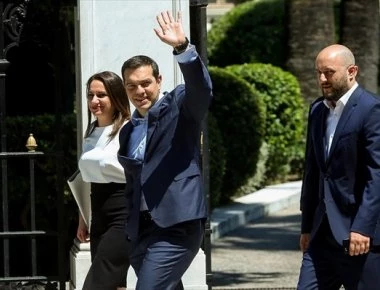 O «χαβαλές» του Αλ. Τσίπρα στους δημοσιογράφους: «Πότε θα βάλετε γραβάτα;» -«Οταν τη βρω»